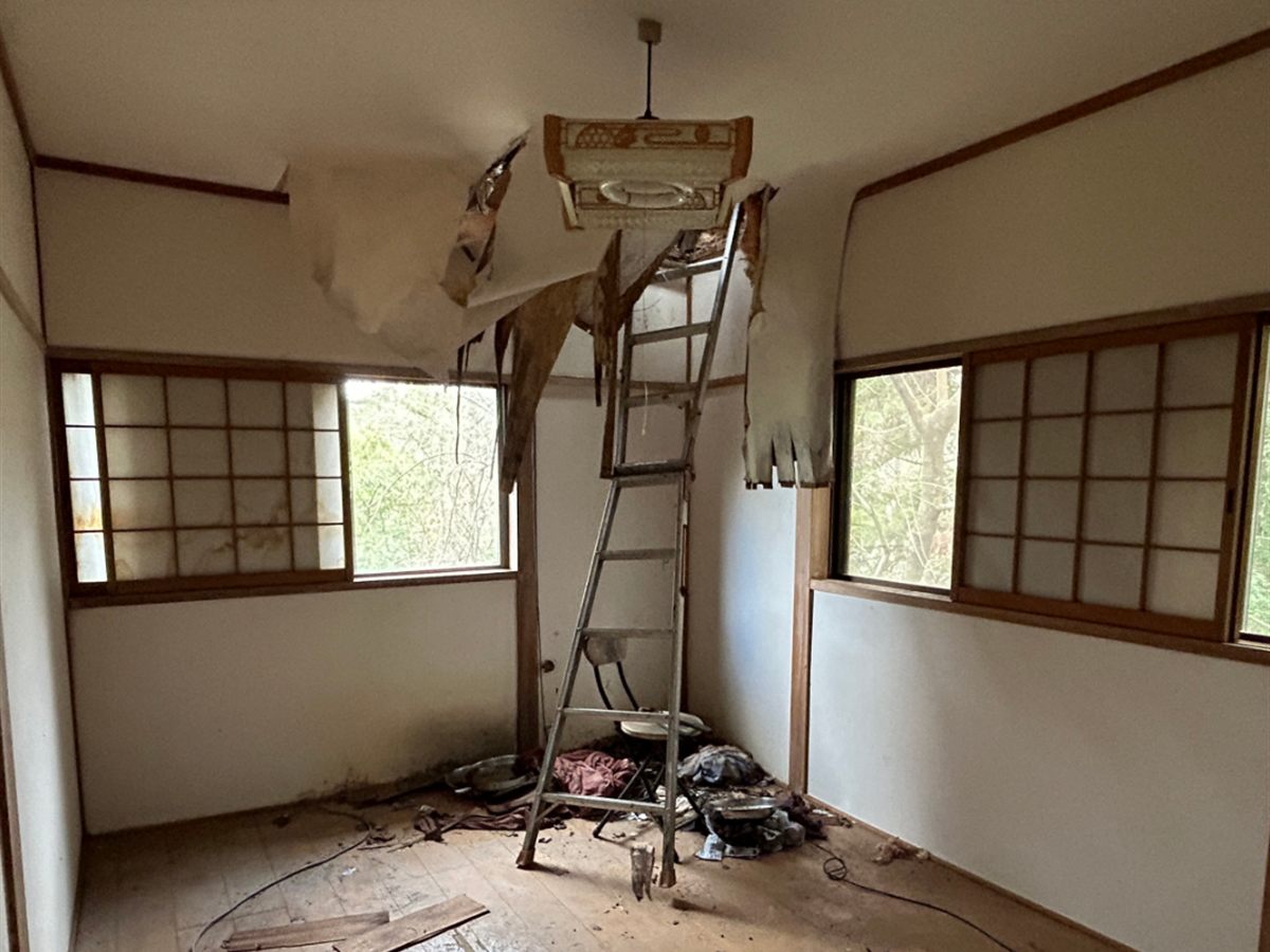 改修前の和室。天井が抜け落ち、床にも損傷が残る状態。兵庫県西宮市名塩
